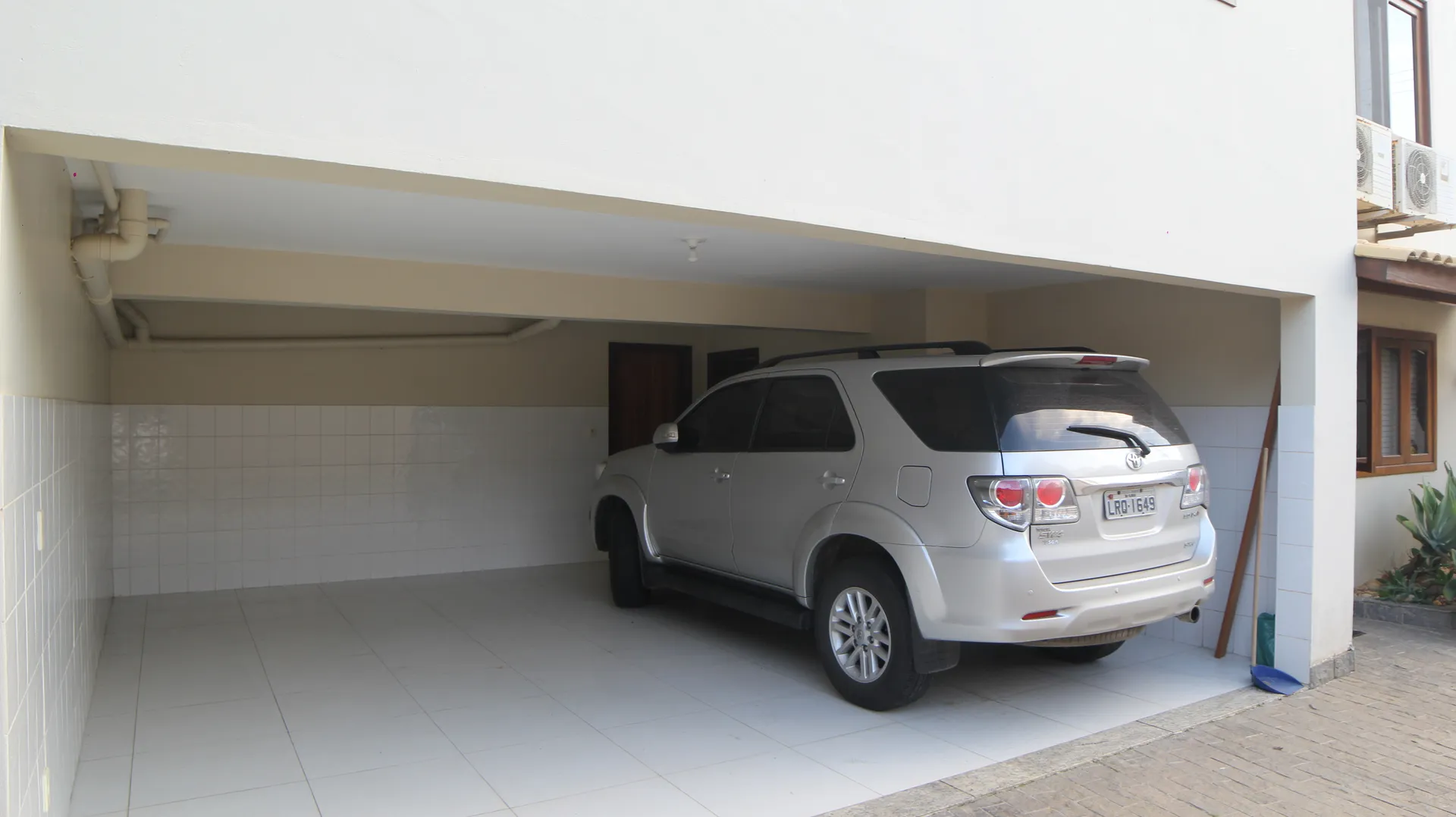 Fachada e Garagem